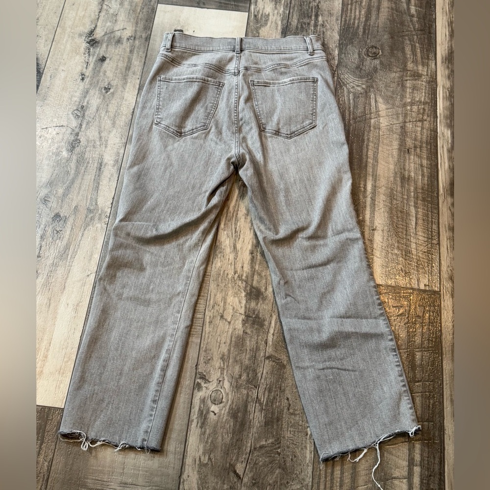 Express Women's Light Gray Cropped Straight Jeans - Picture 5 of 5